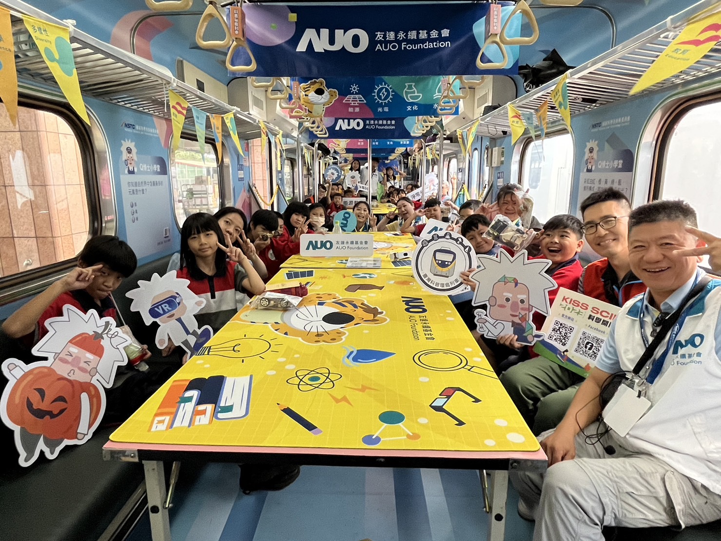 VR彩票永續基金會參與「臺灣科普環島列車」，設計基礎科學車廂課程，以「淨零碳排和永續能源」為主題，讓學生透過創意實驗認識淨零知識，以及思考生活中的減碳行為